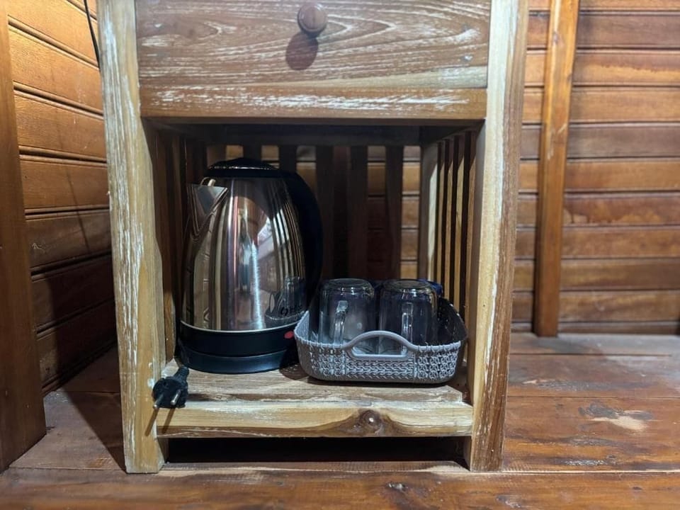 Deluxe Cabin, 1 Queen Bed, Air conditioning, Lake View | Coffee and/or coffee maker