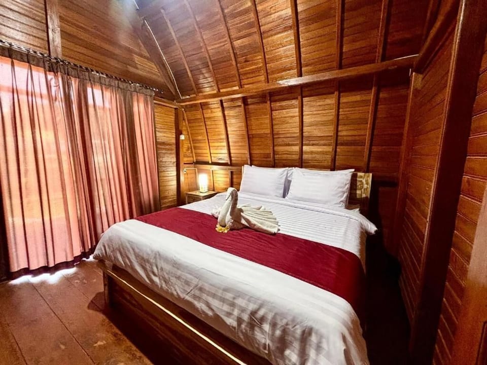 Deluxe Cabin, 1 Queen Bed, Air conditioning, Lake View | Iron/ironing board, free WiFi
