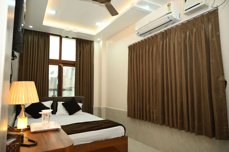 In-room safe, desk, laptop workspace, blackout drapes