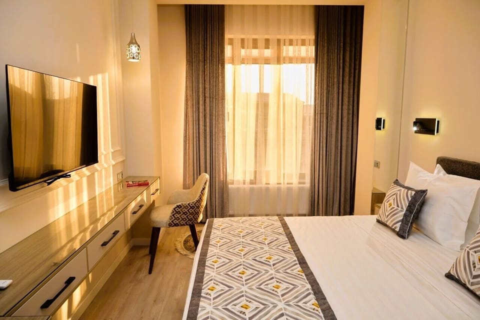 Double or Twin Room | In-room safe, desk, laptop workspace, blackout drapes