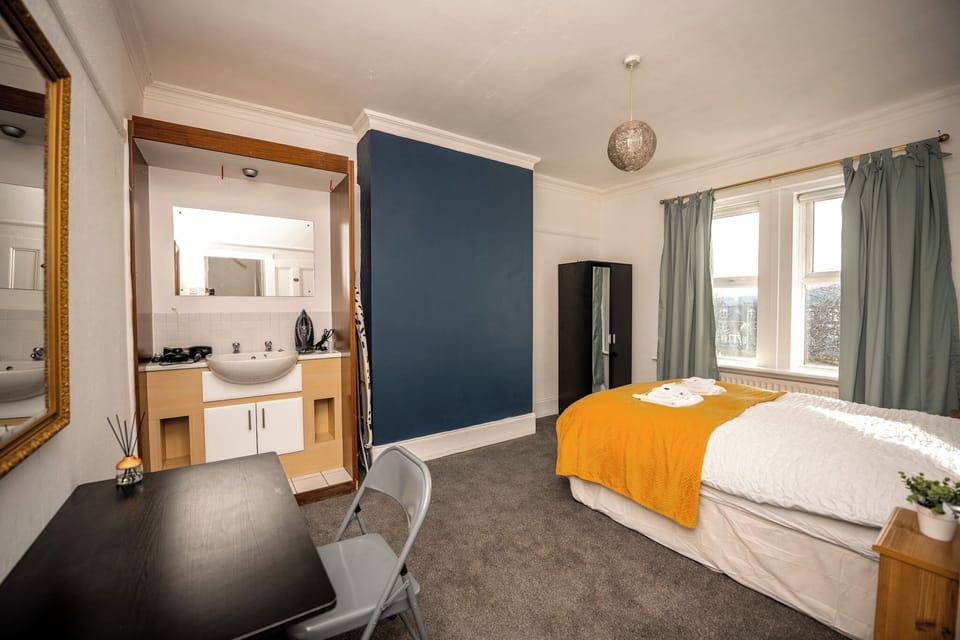 Apt - Sleeps 10 - Parking - Ideal for Contractors Apartment in Gateshead