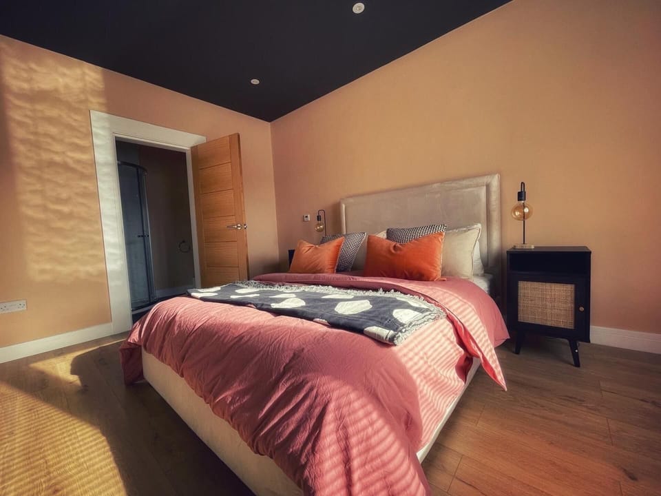 5 bedrooms, iron/ironing board, WiFi (free), bed sheets