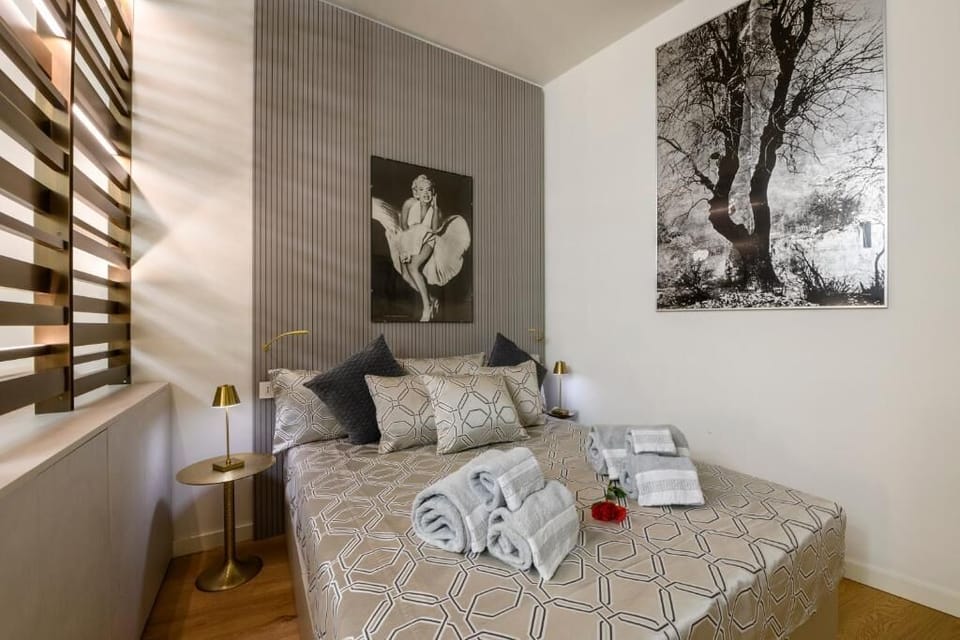 Deluxe Apartment, Balcony, Courtyard View | Iron/ironing board, free WiFi