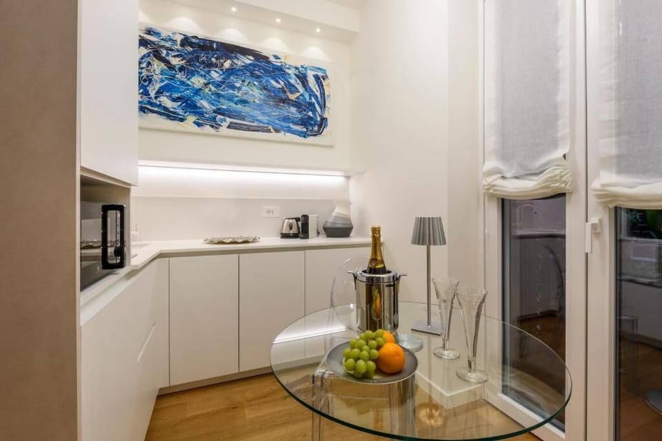 Deluxe Apartment, Balcony, Courtyard View | Private kitchen