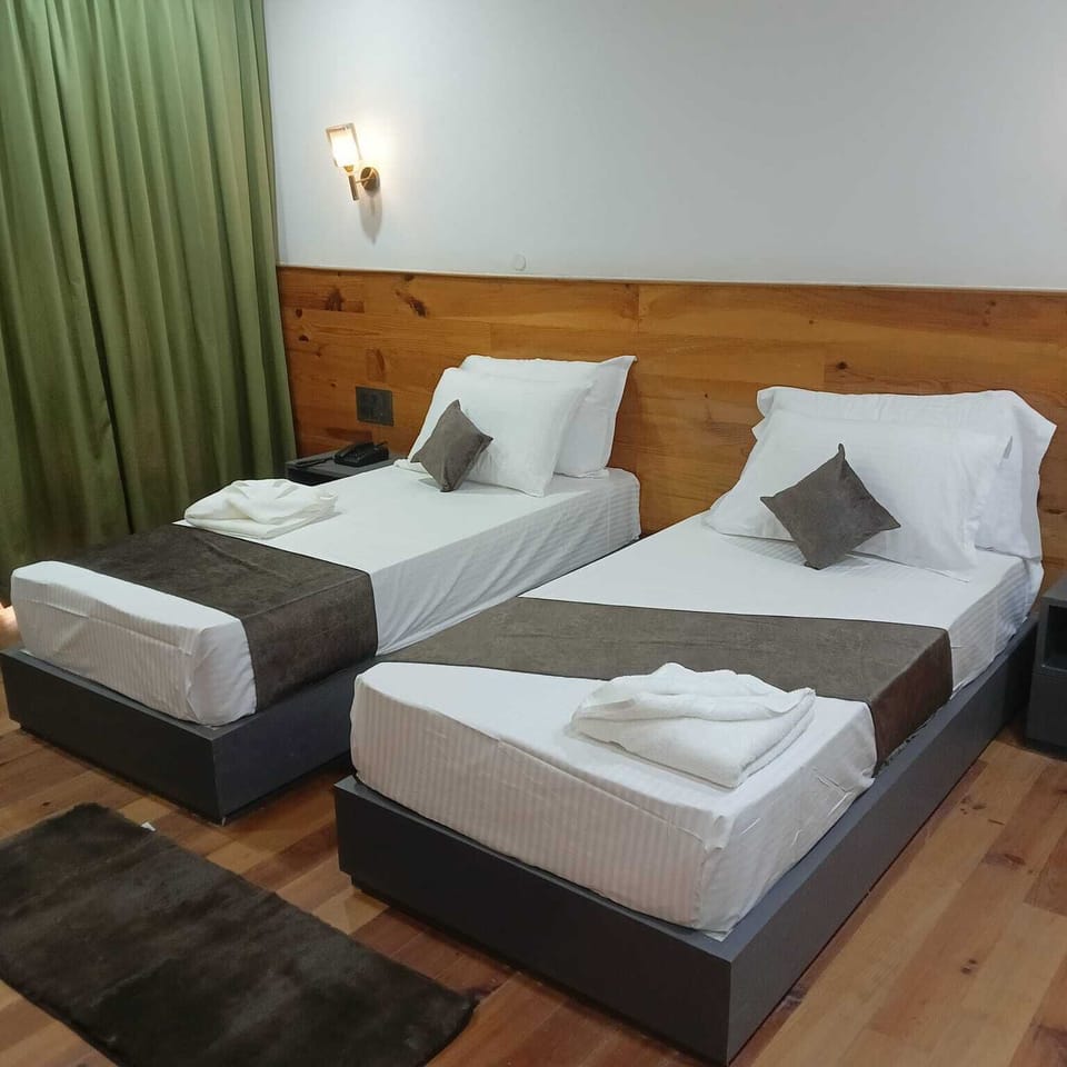 Double or Twin Room | WiFi (free)
