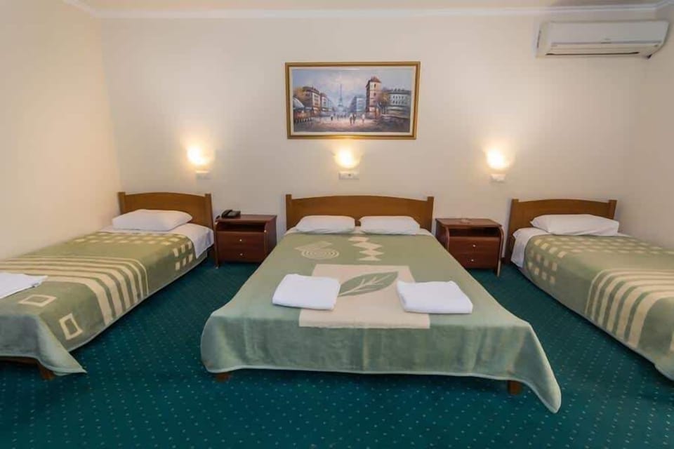 A double with 2 single beds or 4 singles-ideal for families