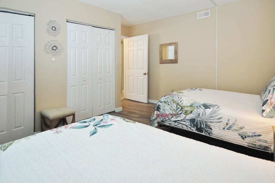Guest Bedroom - Emerald Isle Resort unit 601, Okaloosa Island, Fort Walton Beach Vacation Rentals by Sunset Resort Rentals