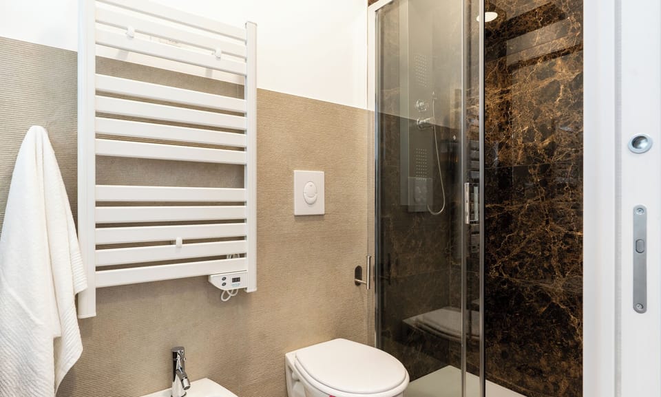 Deluxe Triple Room | Bathroom | Shower, hair dryer, towels, soap
