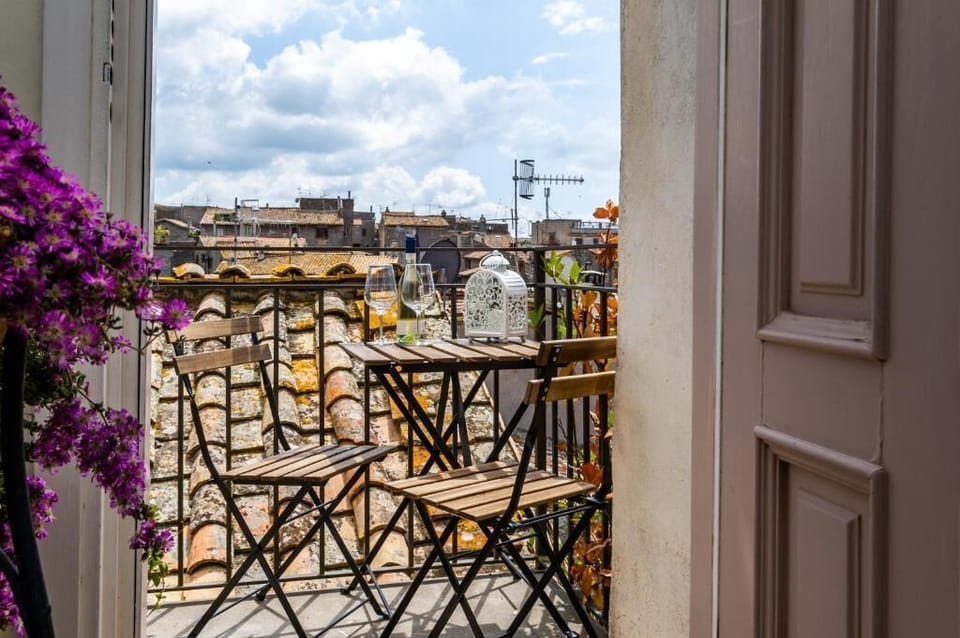Deluxe Suite, Balcony, City View | Dining