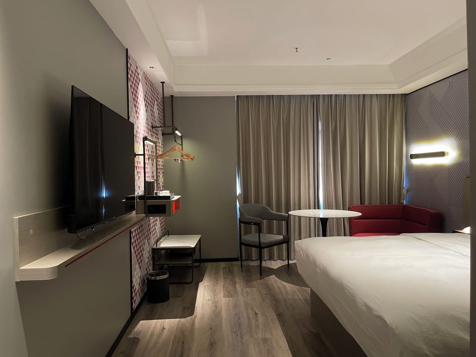 Business Double Room, City View | Desk, laptop workspace, free WiFi, bed sheets