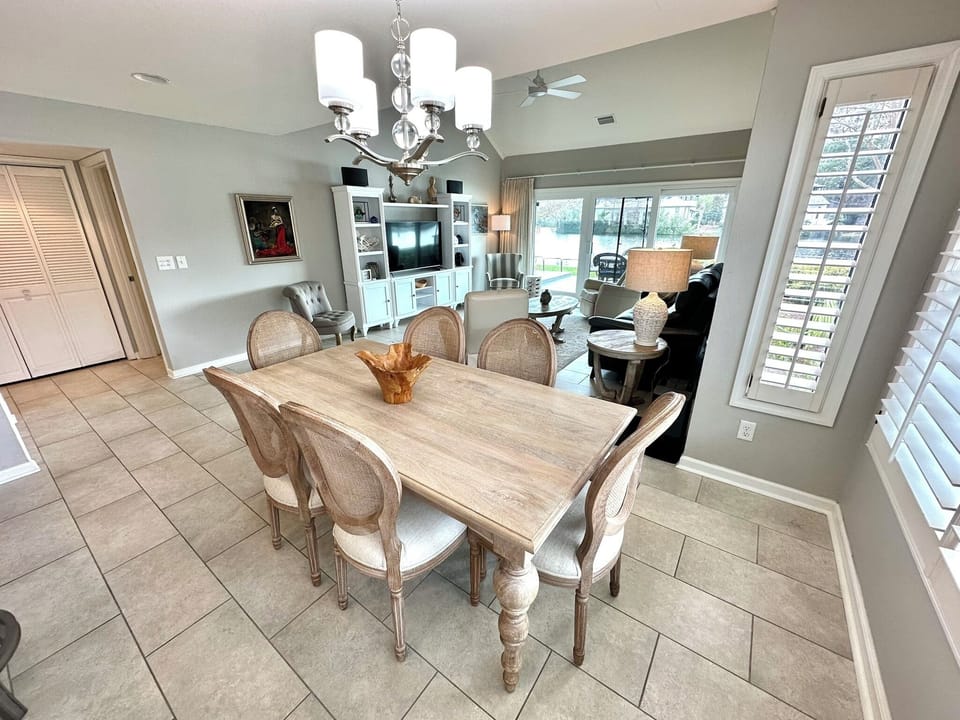 Dining area for 6