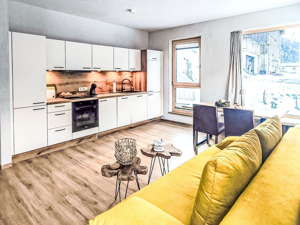 Wood, Apartment, Furniture, Hardwood, Wood Flooring, Wood Stain, Hotel, Lumber, Houseplant, Penthouse Apartment