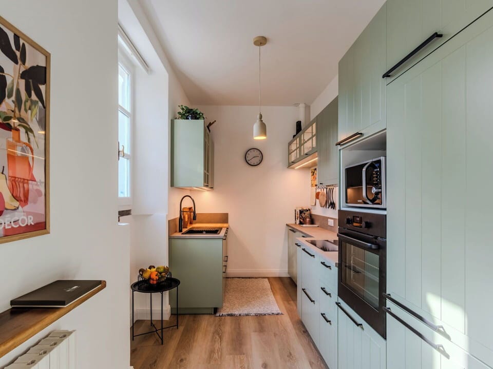 Kitchen Appliance, Kitchen, Countertop, Furniture, Interior Design, Cabinetry, Flooring, Major Appliance, Wood, Floor