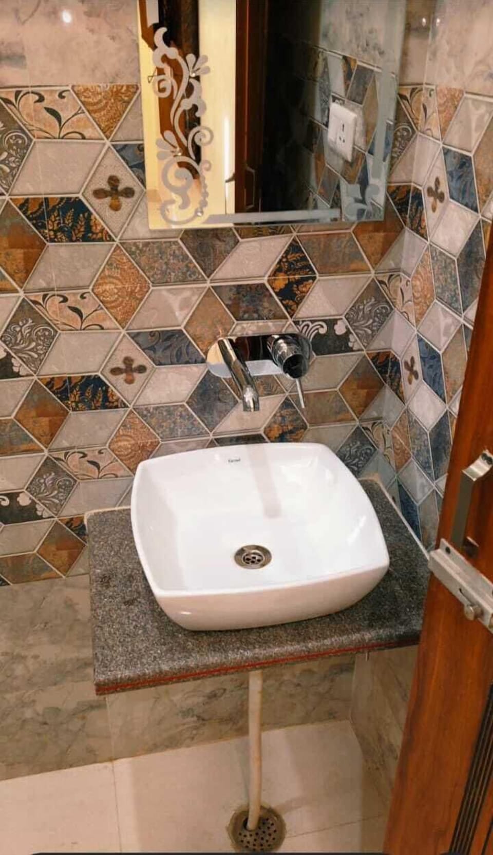 Deluxe Room | Bathroom | Free toiletries, slippers, soap, shampoo
