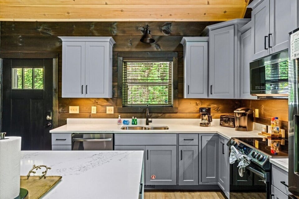 From quick breakfasts to holiday feasts, this thoughtfully designed kitchen has everything needed for meals at home.