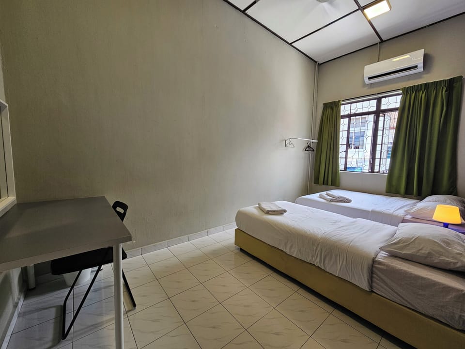 Classic Triple Room | Desk, free WiFi