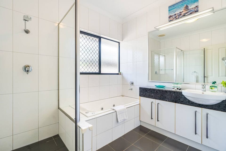 Zen Orient Luxurious 4BR Oasis With Private Pool House in Darwin