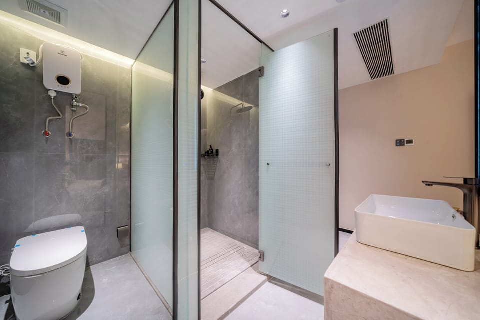 Comfort Double Room | Bathroom | Shower, free toiletries, hair dryer, slippers