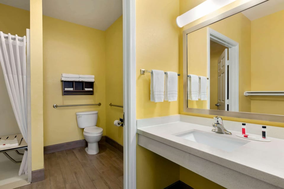 Combined shower/tub, free toiletries, hair dryer, towels
