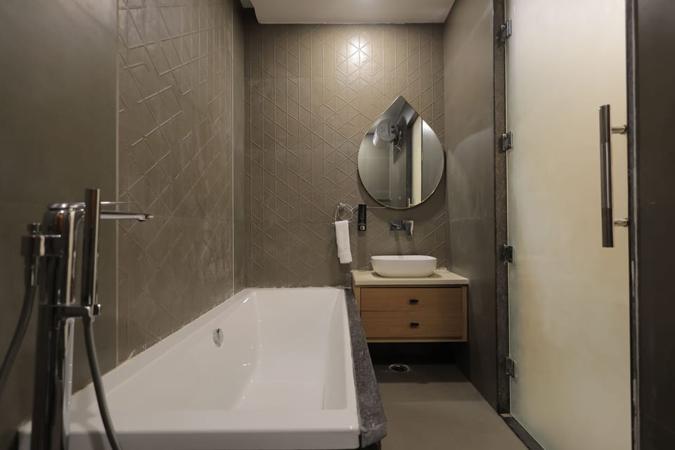 Suite | Bathroom | Towels, soap, shampoo, toilet paper