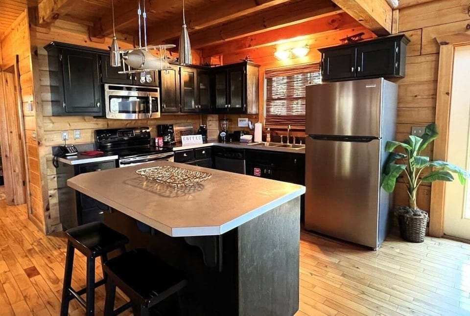 Cabin, 3 Bedrooms | Private kitchen | Coffee/tea maker, fridge, oven, toaster