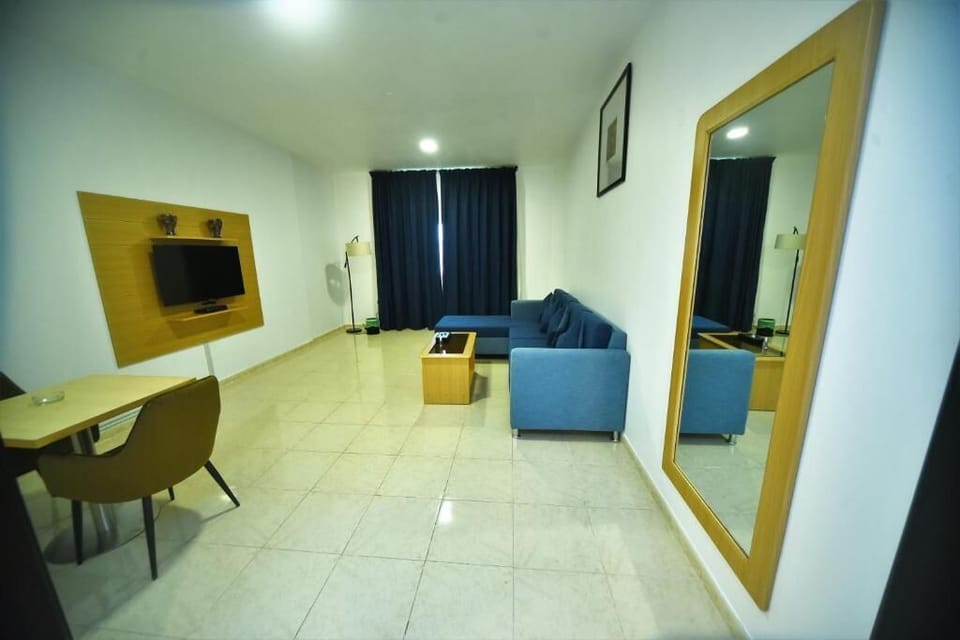 Family Suite, City View | Living area