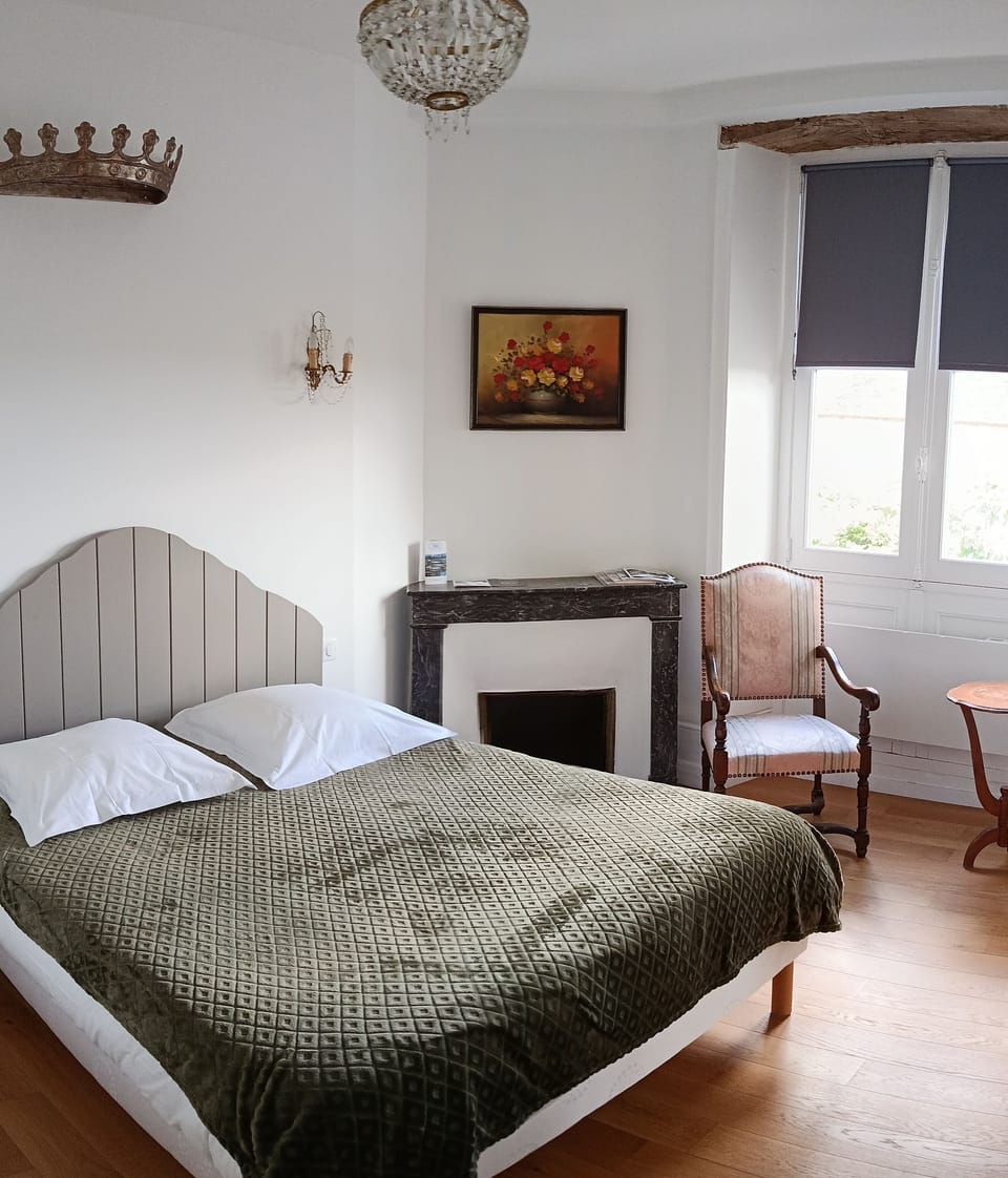 Superior Room 11 Queen Size Bed | Free WiFi