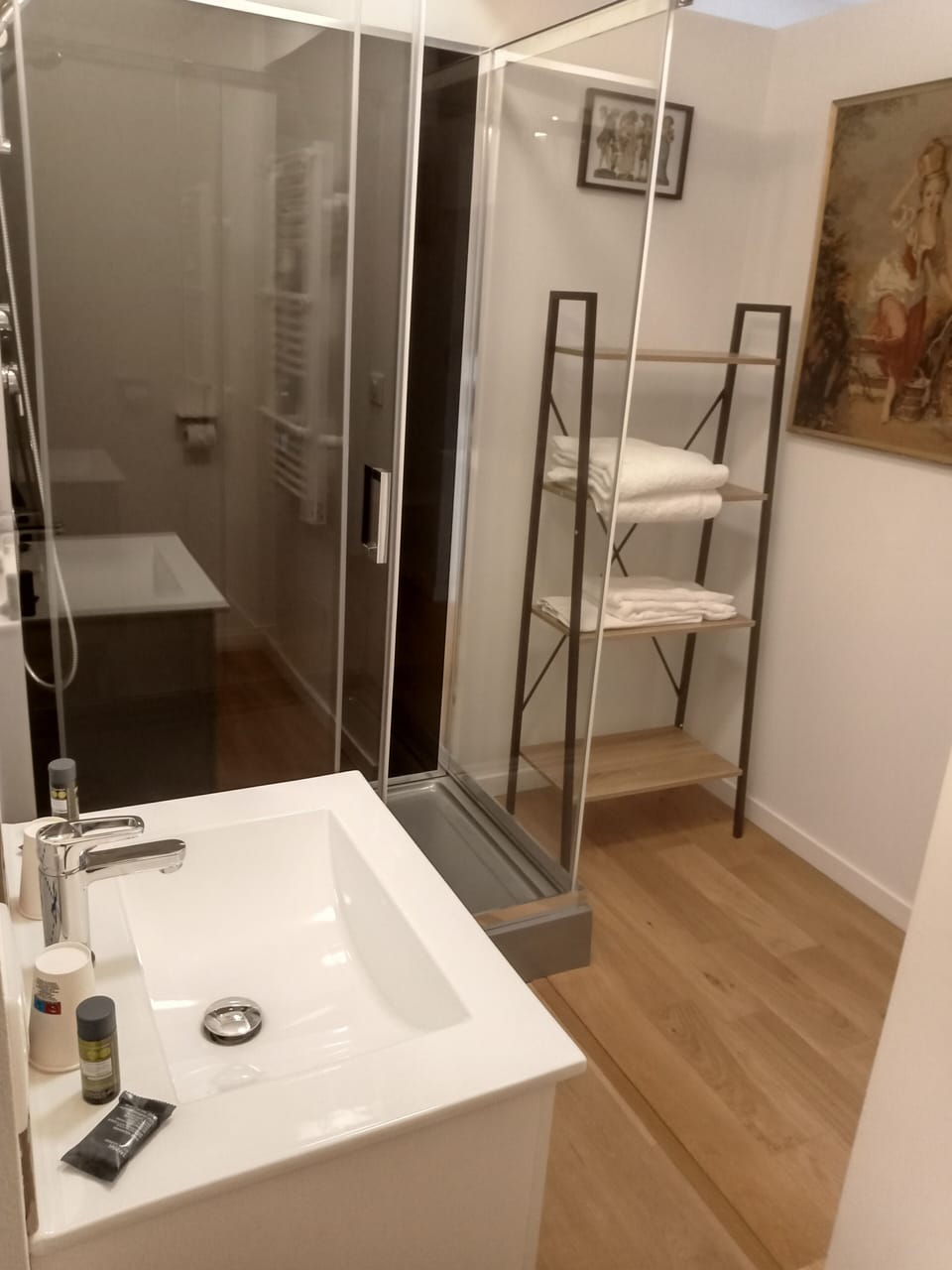 Room 12 King Bed - Pool View | Private kitchen