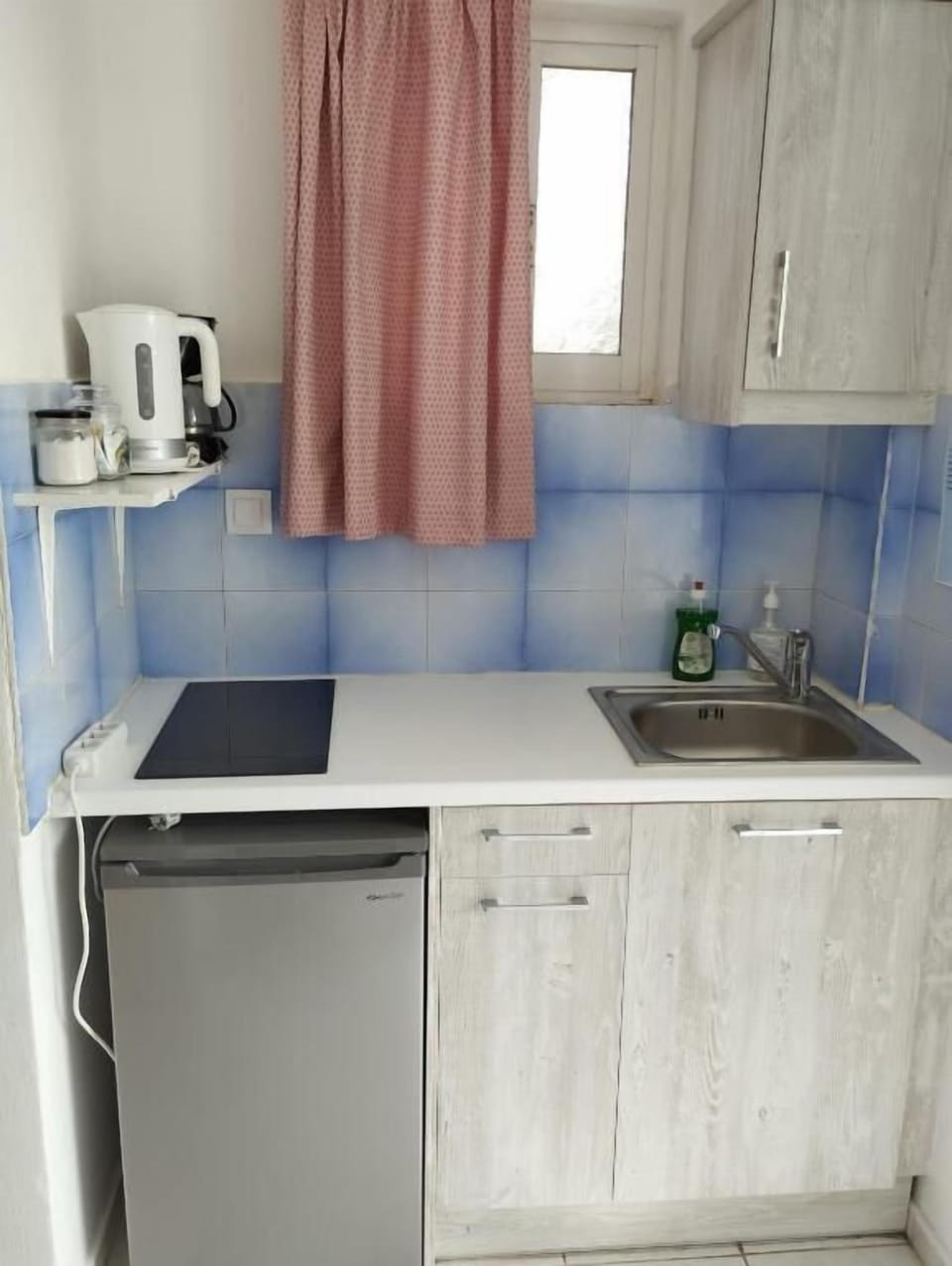 Fully Equipped Kitchenette with Essential Appliances
