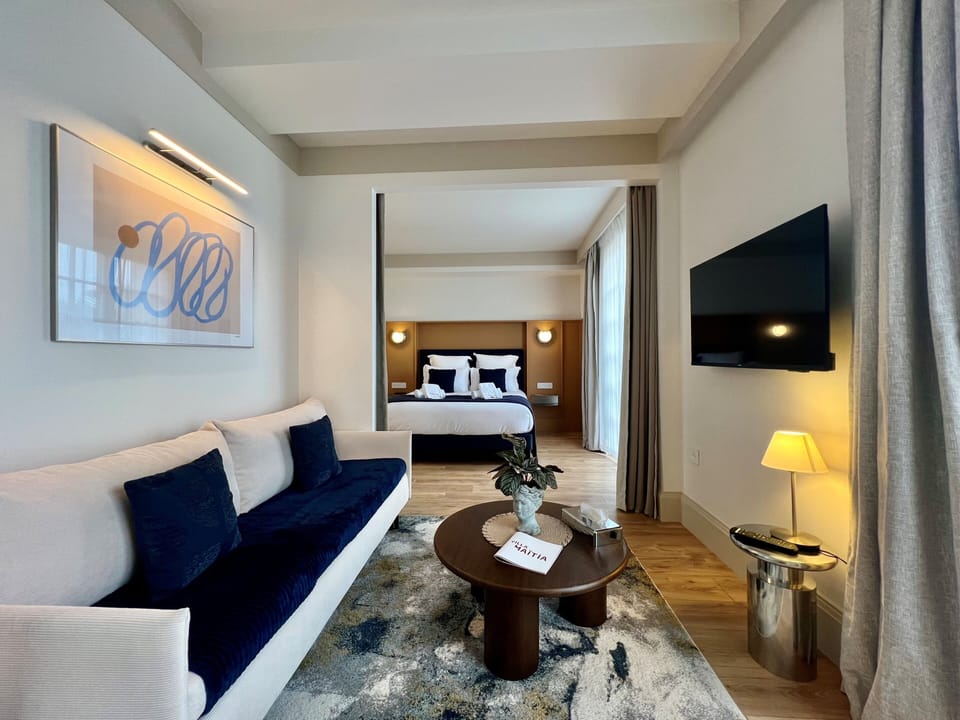 Family Room | Desk, free WiFi, bed sheets