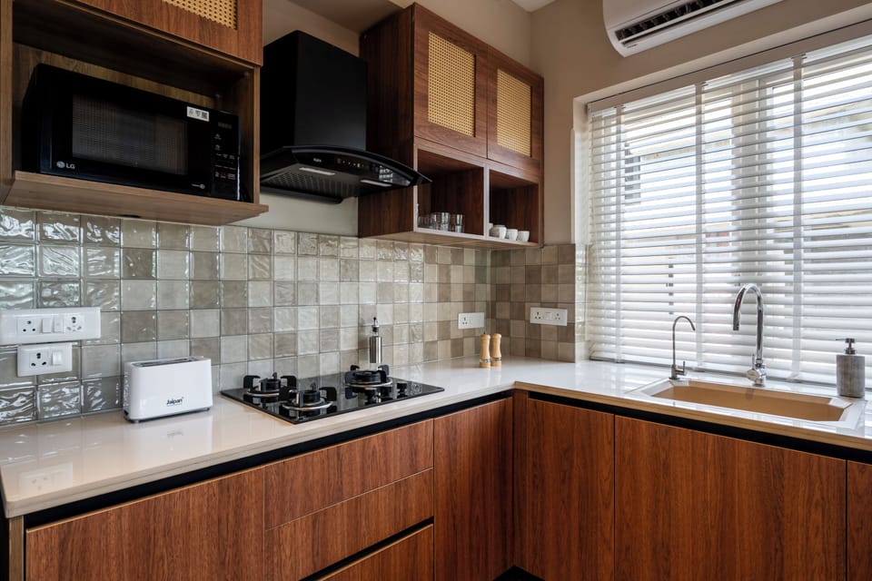 Apartment, 3 Bedrooms, Balcony | Private kitchen | Electric kettle, dining table