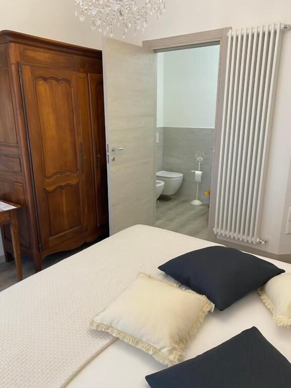 Premium bedding, down comforters, desk, free WiFi