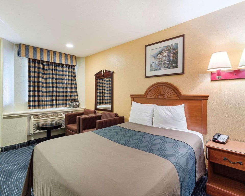 Standard Room, 1 King Bed, Non Smoking | Desk, free WiFi, bed sheets