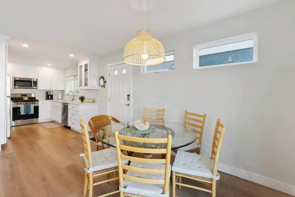 lower unit dining area