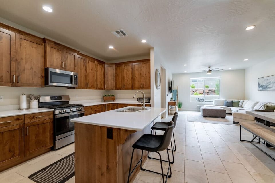 Fully Stocked Kitchen - Stainless Steel Amenities and Island