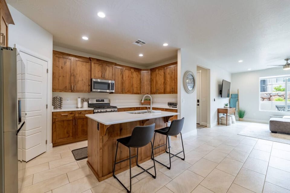 Fully Stocked Kitchen - Stainless Steel Amenities and Island