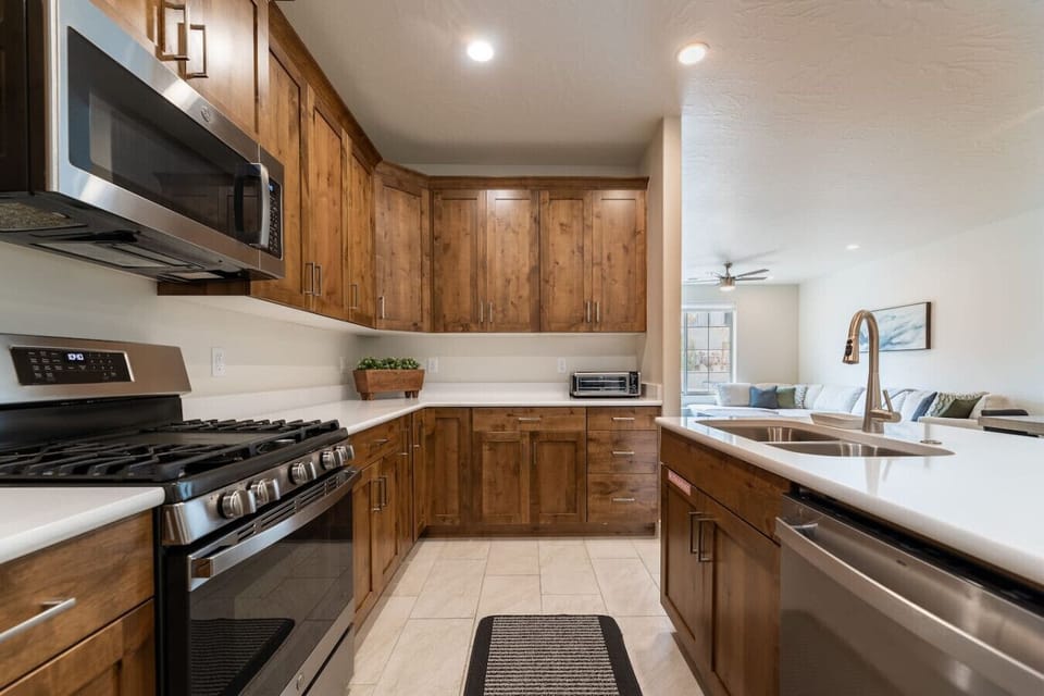 Fully Stocked Kitchen - Stainless Steel Amenities and Island