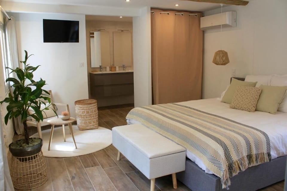 Deluxe Double Room, Ground Floor | In-room safe, blackout drapes, free WiFi