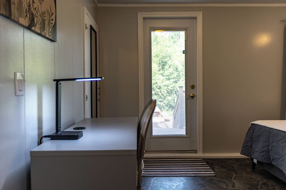 Queen Bed
Office space
exit to back deck and yard