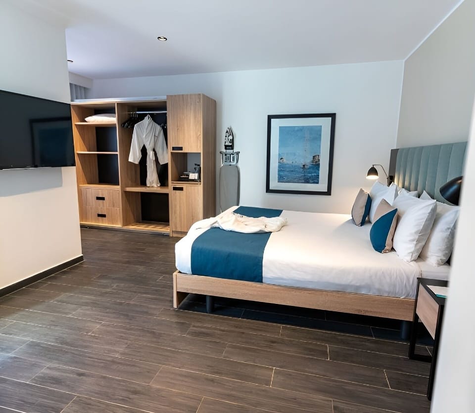 Superior Double Room | Minibar, in-room safe, desk, laptop workspace