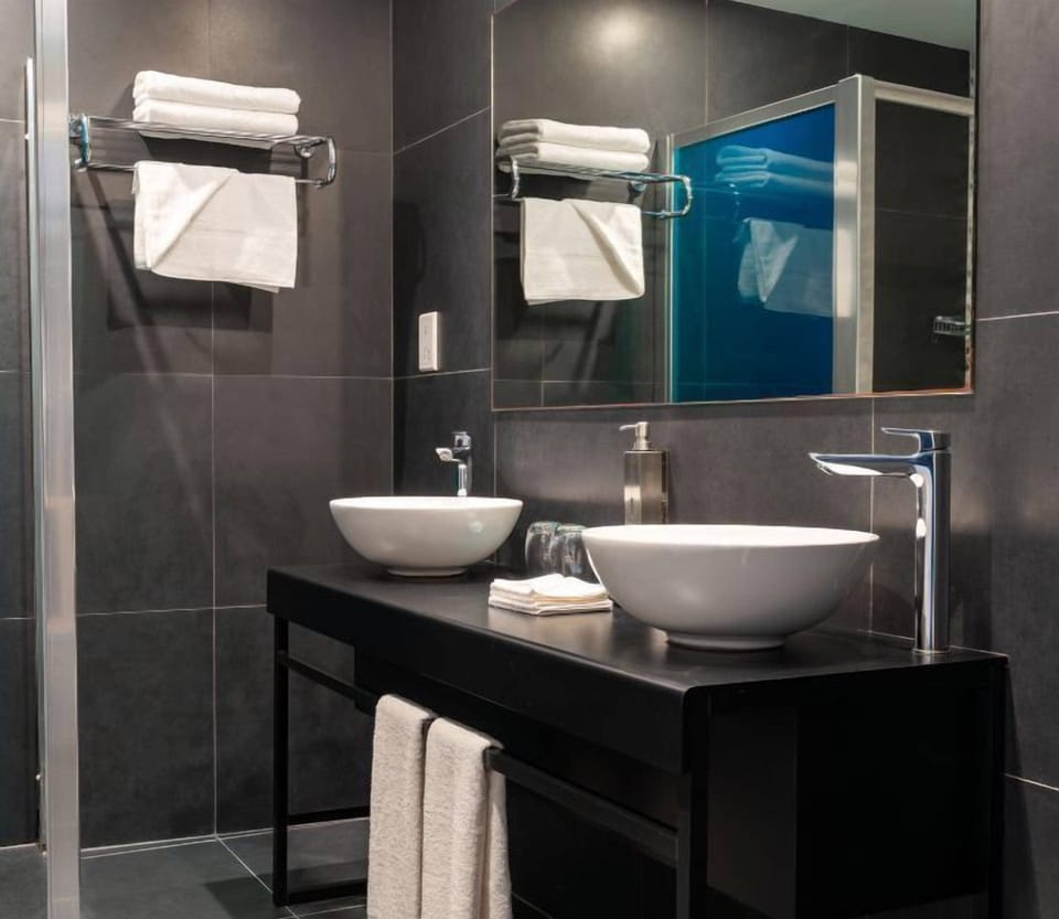 Superior Double Room | Bathroom | Shower, free toiletries, hair dryer, towels