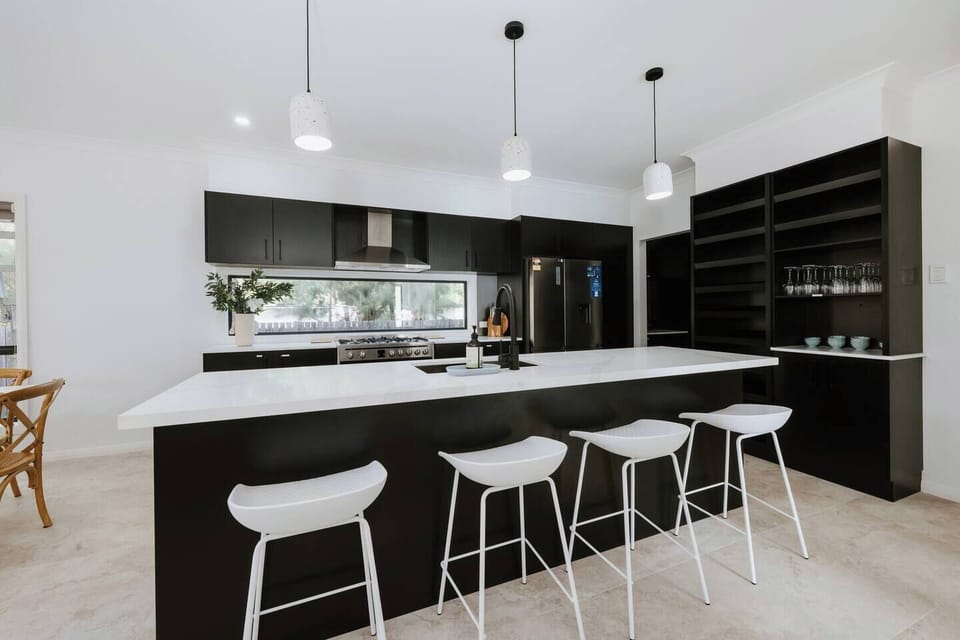 Gather around the large kitchen island with stools, perfect for casual breakfasts, evening drinks or chatting with the cook.