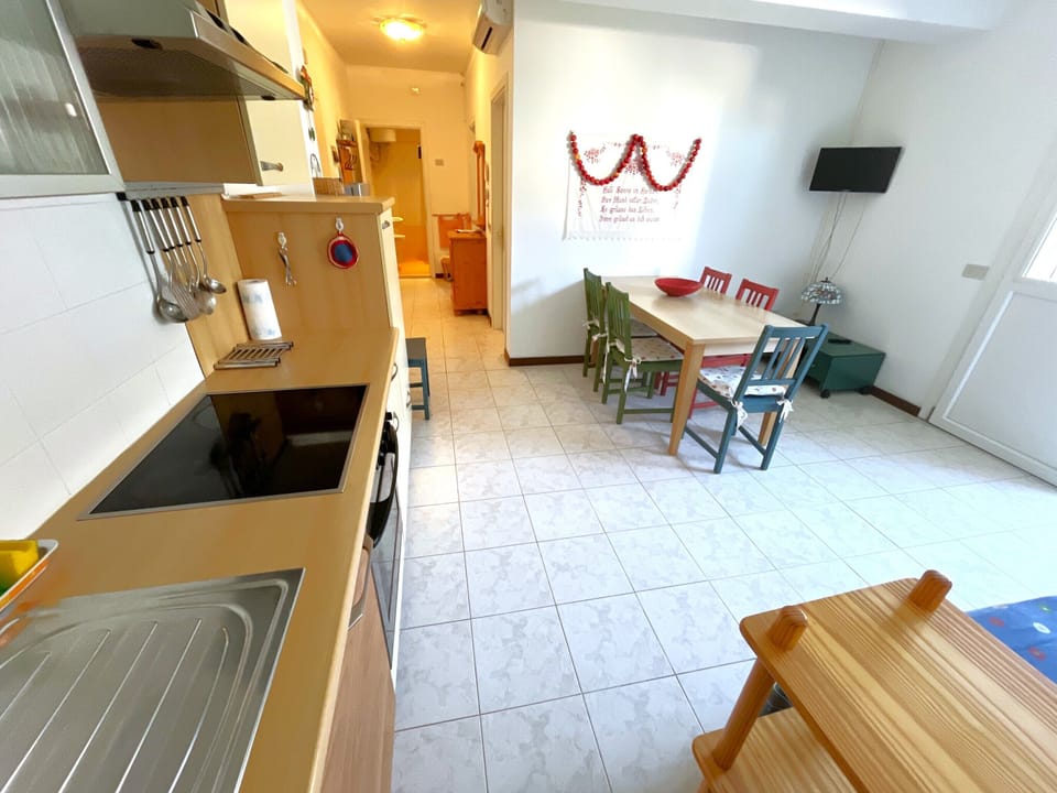 Apartment, 2 Bedrooms, Terrace, City View | Dining
