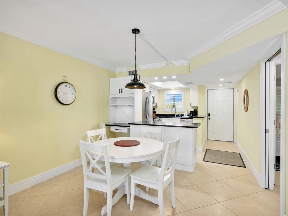 Dining table expands to comfortably seat 6 guests—perfect for meals, games & gathering together! 🍽️🌴