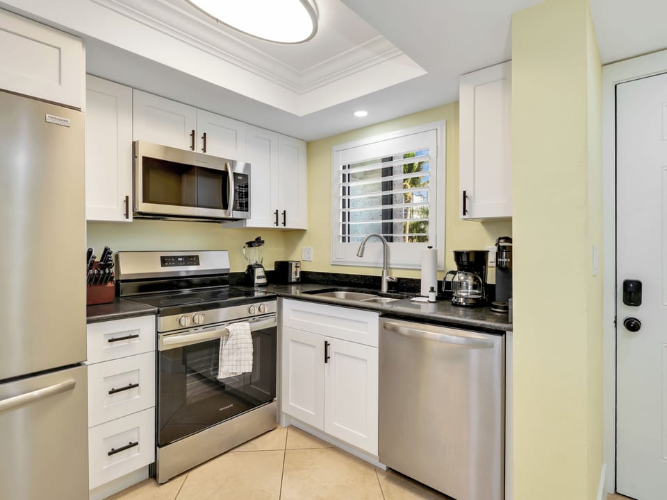 Newly renovated, fully equipped kitchen 🌴 Enjoy quality appliances, including a dishwasher, microwave, oven/stove & refrigerator with ice maker and filtered water—perfect for easy breakfasts, family meals & sunset dinners.