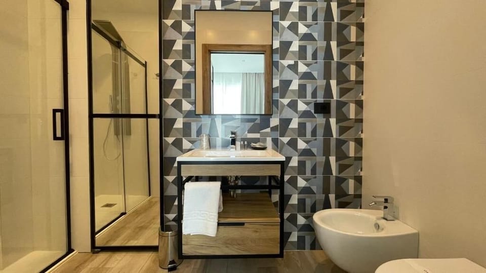 Standard Double Room | Bathroom | Shower, hair dryer, bidet, towels