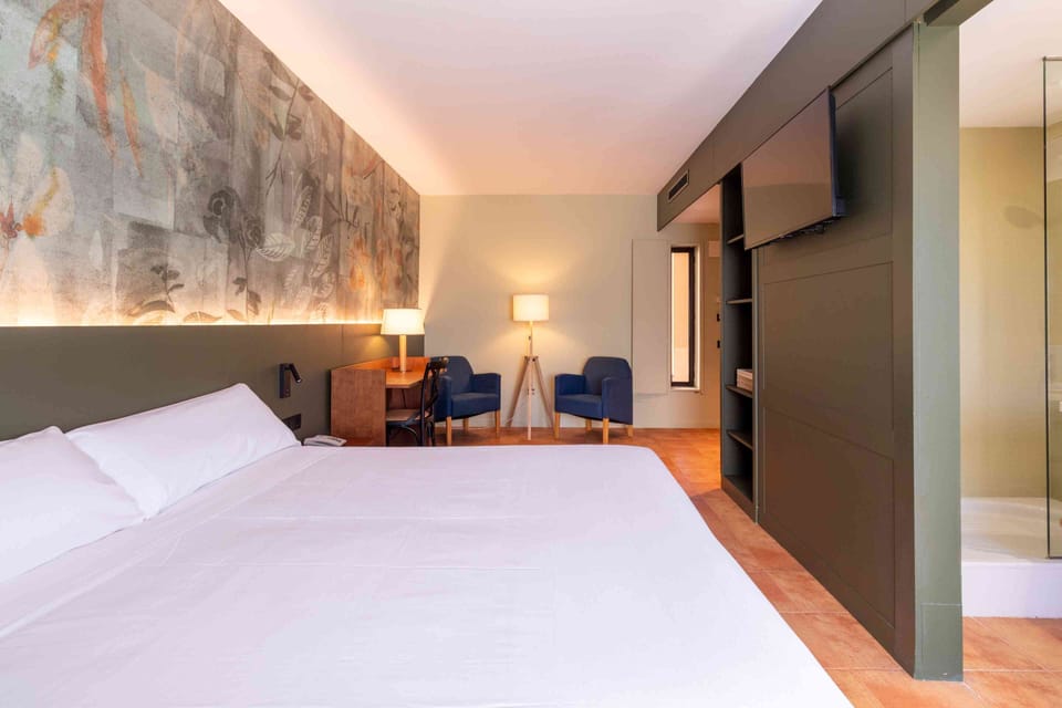 In-room safe, WiFi (free)