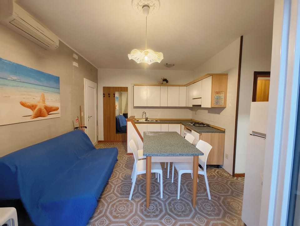 Apartment, 2 Bedrooms, Garden View | Dining room