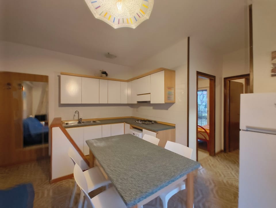 Apartment, 2 Bedrooms, Garden View | Dining room