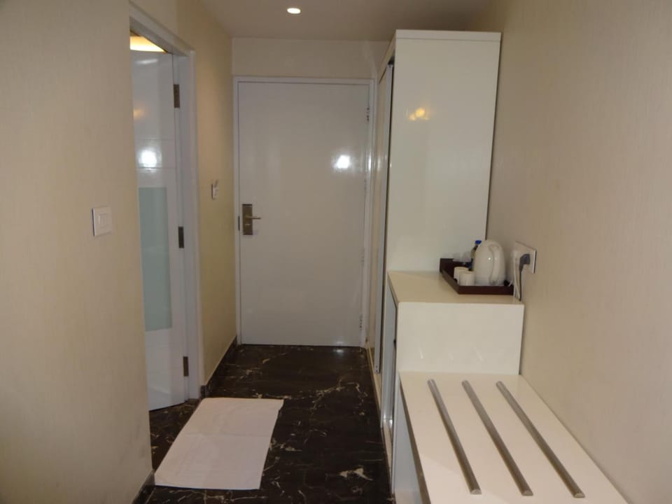 Shower, rainfall showerhead, free toiletries, hair dryer